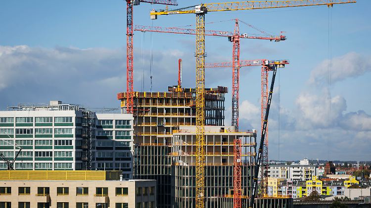 Gestiegene Finanzierungs- und Baukosten gelten als Gründe für den schon länger anhaltenden Abwärtstrend in der Baubranche.