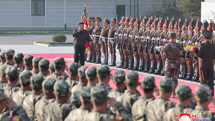Nordkoreas Machthaber Kim Jong Un stattete seinen Soldaten einen Besuch ab und hielt eine Rede.