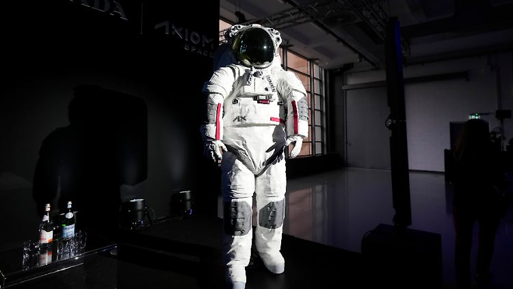 Die neuen Anzüge ähneln den Modellen der Mond-Missionen vor über 50 Jahren. 