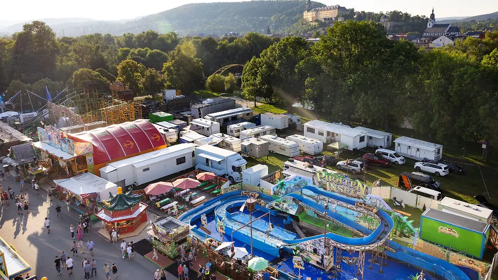 Die-Heidecksburg-ist-von-Riesenrad-auf-dem-Rudolstaedter-Vogelschiessen-zu-sehen