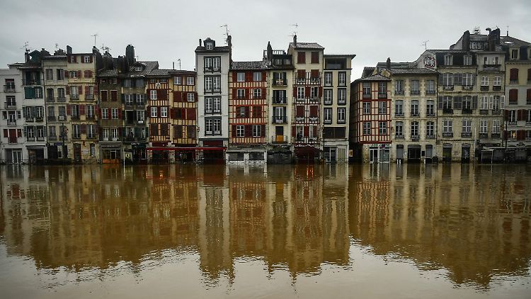 Der Fluss La Nive in Bayonne erreicht Hochwasserniveau. 