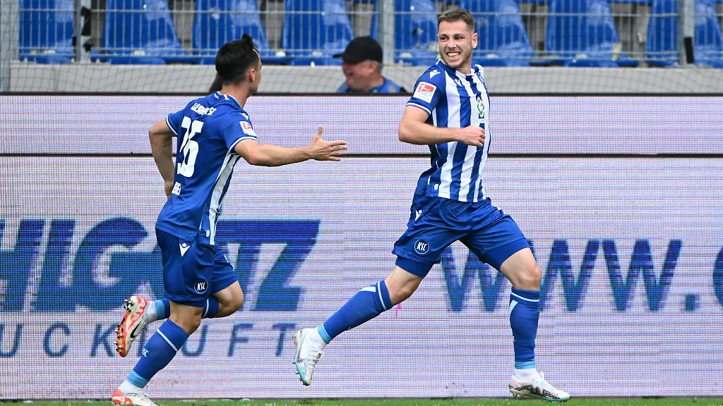 Der-Karlsruher-Leon-Jensen-r-bejubelt-seinen-Treffer-zum-1-0