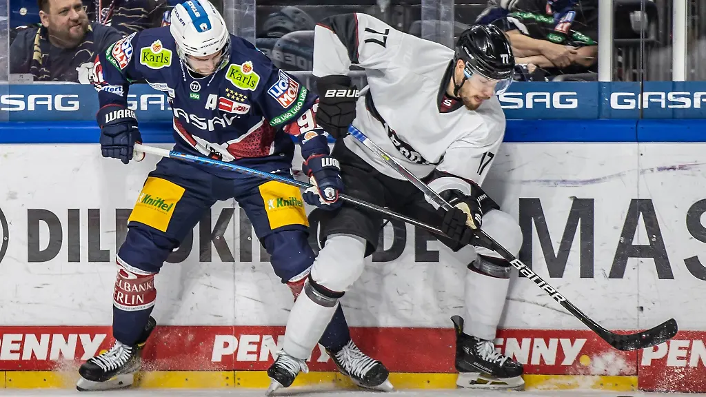 Berlins-Marcel-Noebels-kaempft-gegen-David-Nemecek-von-Sparta-Prag-um-den-Puck