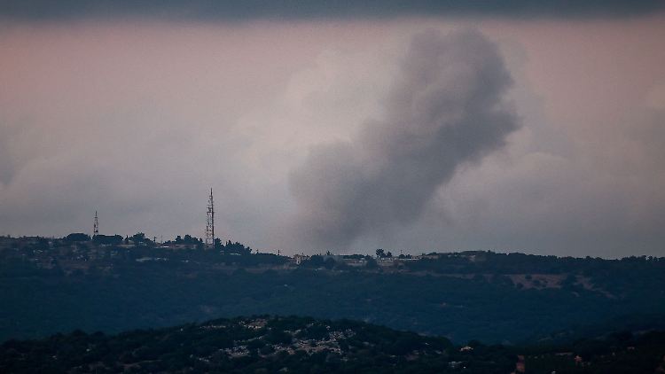 Rauch steigt am Donnerstag nach einem Angriff der Hisbollah-Miliz über dem Norden Israels auf. 