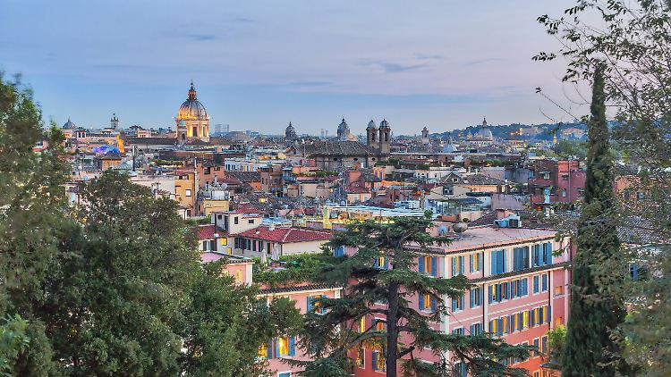 Blick vom Gianicolo, wo die "Villa Benedetta" stand, über Rom und den Petersdom.