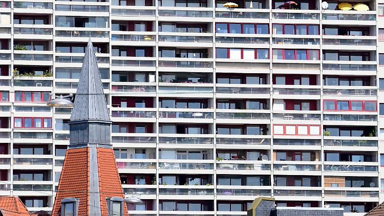 Über 800.000 Wohnungen fehlen in Deutschland, Tendenz steigend. Mehr als 9,5 Millionen Menschen, vor allem Alleinerziehende und deren Kinder, leben auf beengtem Wohnraum, so das Statistische Bundesamt. 