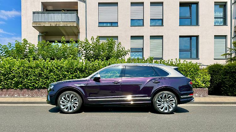 Anhand der langen Fondtüren (länger als die vorderen) identifiziert der Experte die EWB-Variante des Bentley Bentayga.