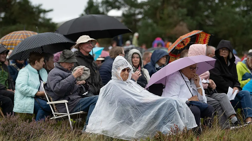 Glaeubige-nehmen-an-der-traditionellen-Willinger-Alphornmesse-auf-dem-Ettelsberg-teil