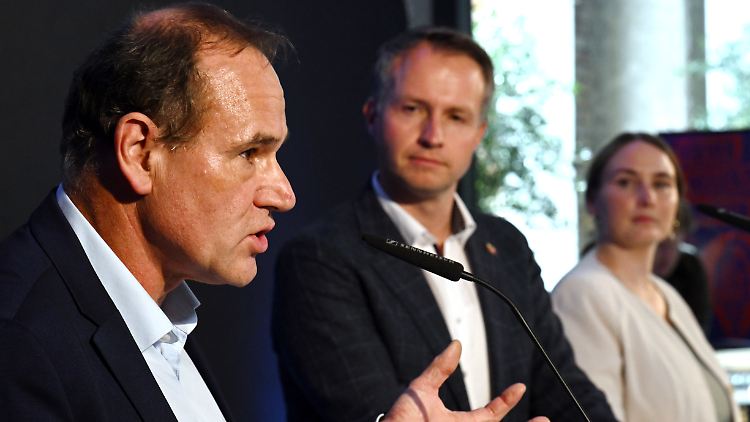 Tilo Kummer (BSW, r.), Andreas Bühl (CDU) und Katharina Schenk (SPD)  stellen ein gemeinsames Positionspapier vor.