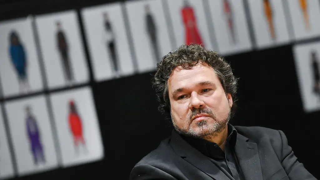 Intendant-Joern-Hinkel-sitzt-zum-Probenbeginn-des-Eroeffnungsstuecks-Koenig-Lear-vor-Kostuemskizzen