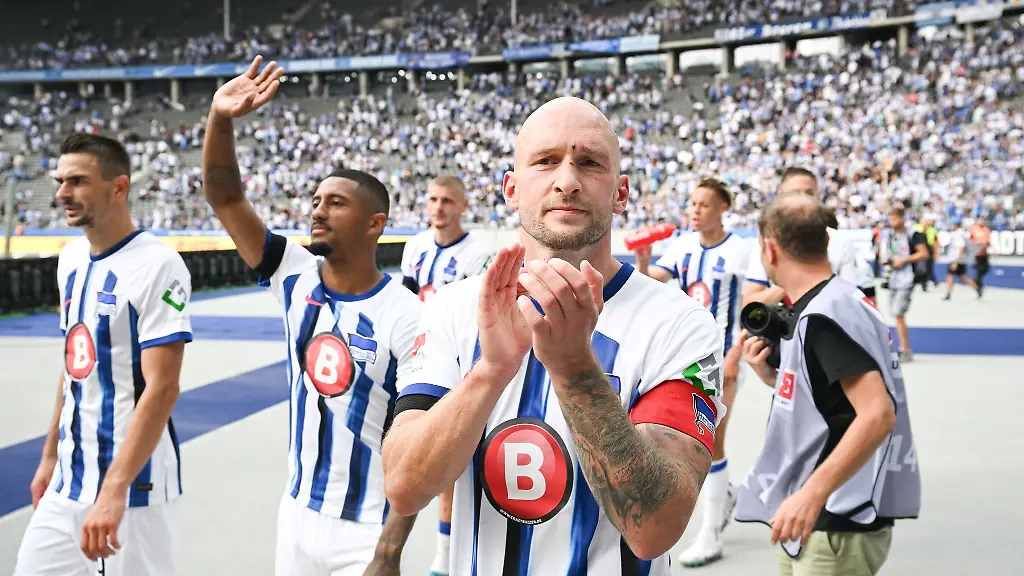 Herthas-Toni-Leistner-vorne-jubelt-mit-seinen-Mitspielern