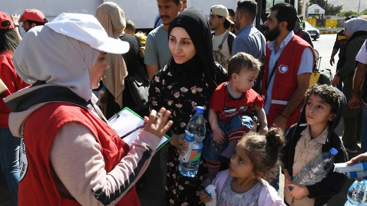 Syrische Flüchtlinge, die wegen der Bomben aus Israel aus dem Libanon zurück in ihr Heimatland fliehen, erreichen die Grenze. 