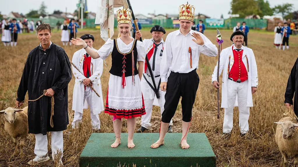 Nadine-Mezger-und-Michael-Allmendinger-sind-Sieger-des-300-Markgroeninger-Schaeferlauf