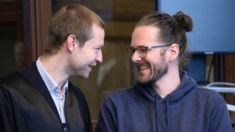 Arne Semsrott (r), Chefredakteur des Internetportals "FragdenStaat", und sein Rechtsanwalt Lukas Theune vor dem Berliner Landgericht.