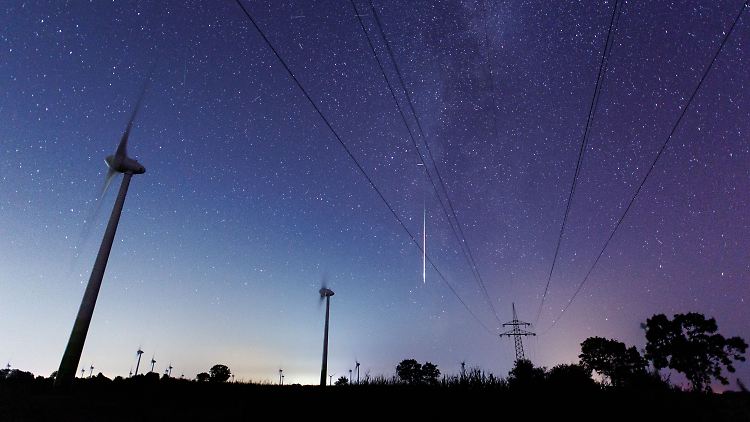 Sternschnuppe über Niedersachsen: Fernab von städtischer Lichtverschmutzung ist die Sichtbarkeit der Orioniden am besten.
