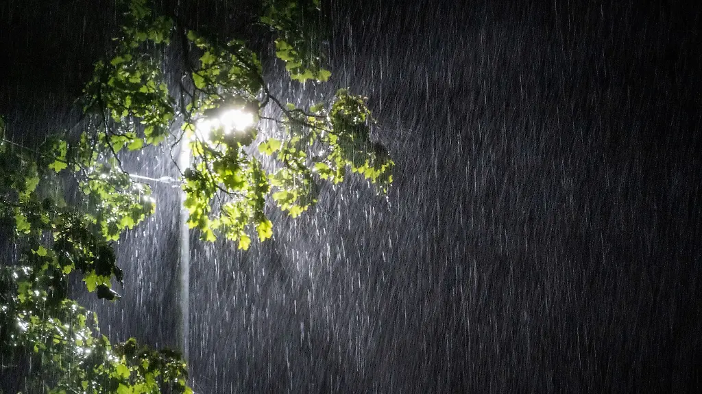 Eine-Strassenlaterne-steht-in-Einoed-im-Regen