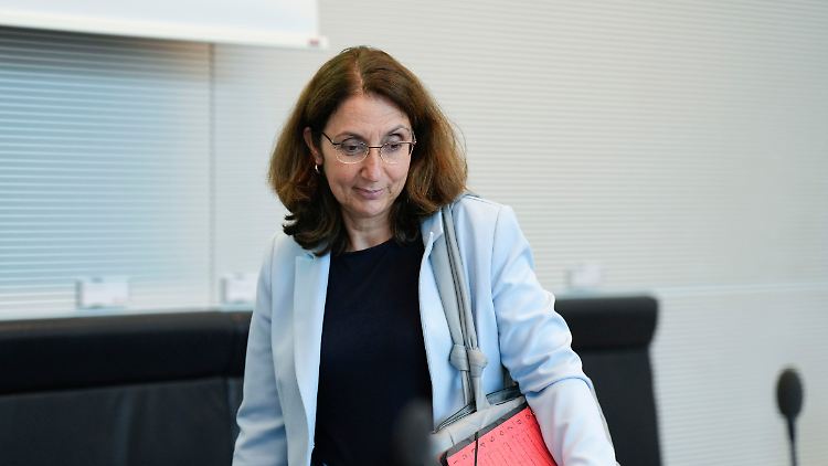 Die Union fordert den Rücktritt von Özoguz.