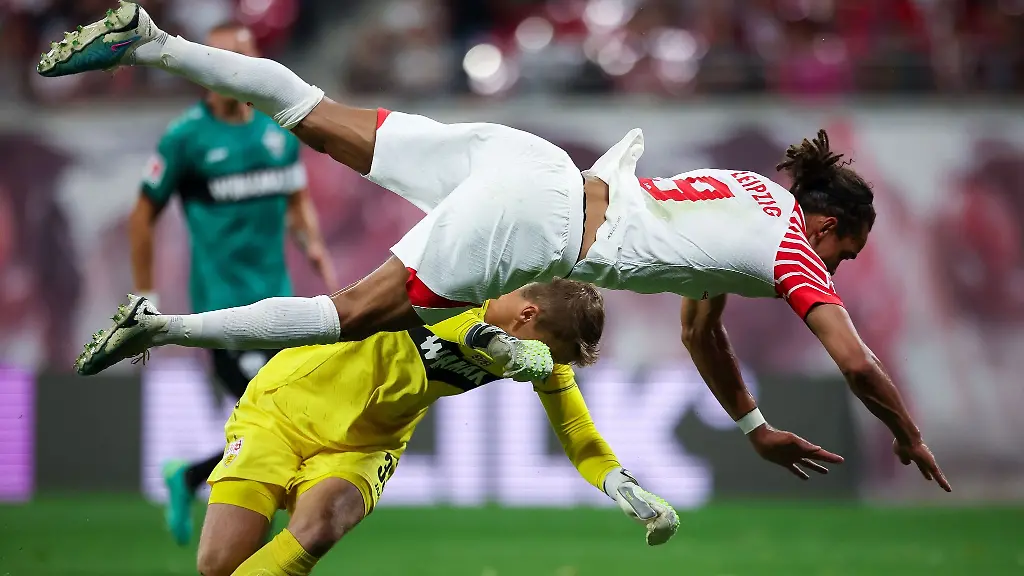 Leipzigs-Spieler-Yussuf-Poulsen-fliegt-ueber-Stuttgarts-Torwart-Alexander-Nuebel