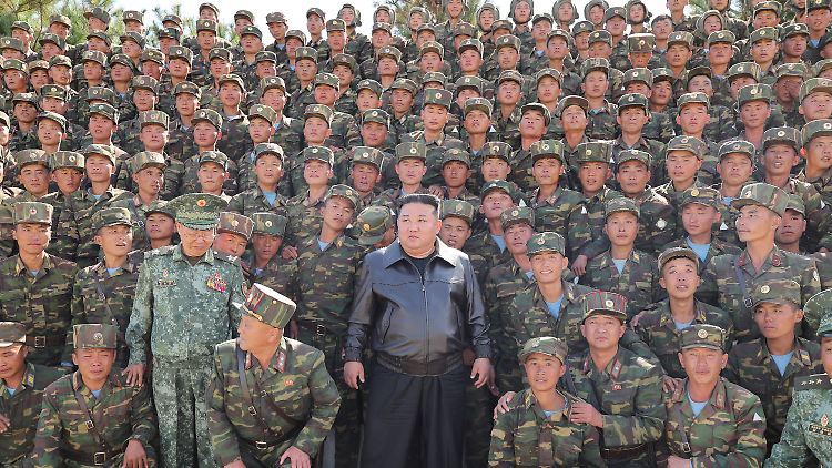 Nordkoreas Machthaber Kim bei der Inspektion seiner Volksarmee. Ein Teil davon könnte für Putin in der Ukraine kämpfen. 
