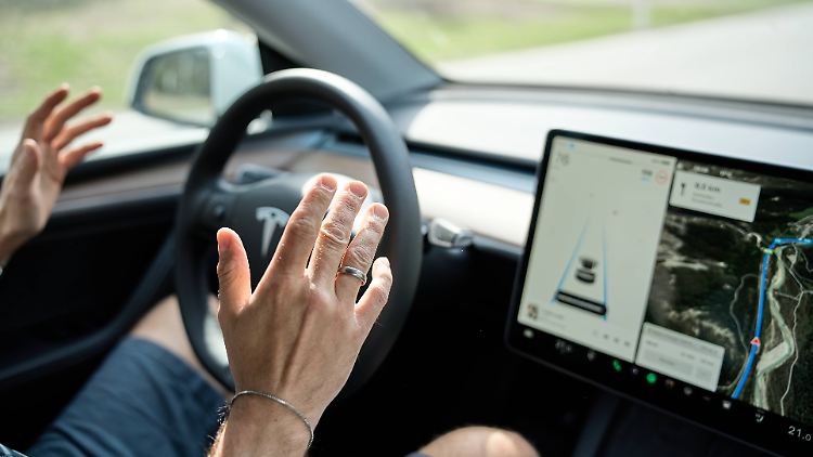 Tesla selbst betont, dass "Full Self Driving" das Fahrzeug "nicht autonom macht". 