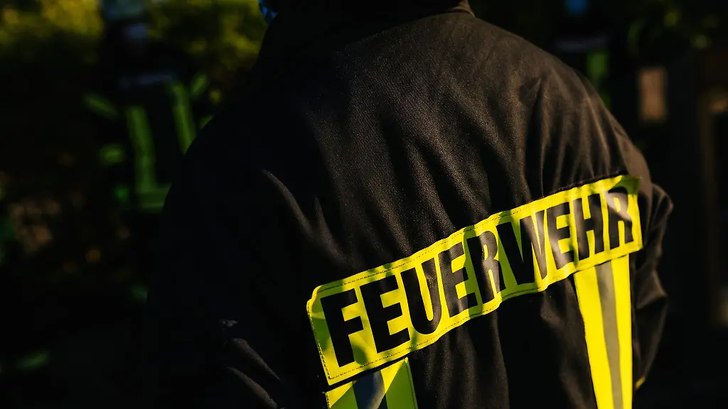 Ein-Feuerwehrmann-in-Schutzkleidung