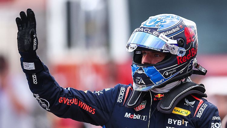 Max Verstappen hebt die Siegerfaust und genießt ein lang vermisstes Glücksgefühl.