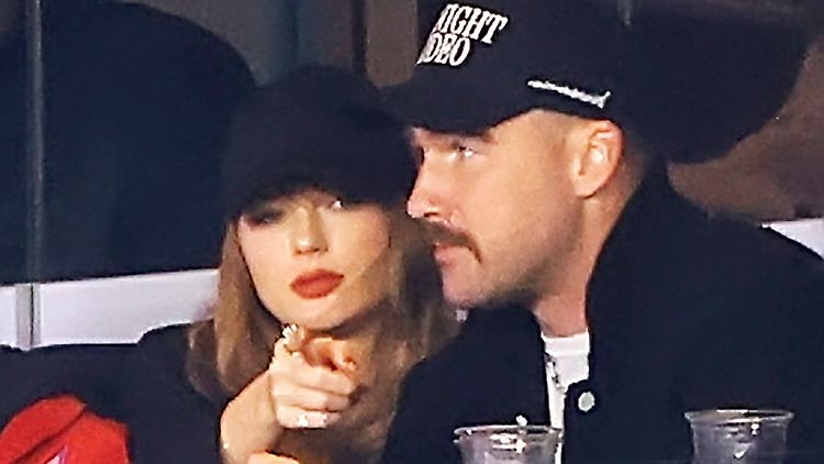 Travis Kelce und Taylor Swift schauen sich am Montag ein Baseballspiel an. 