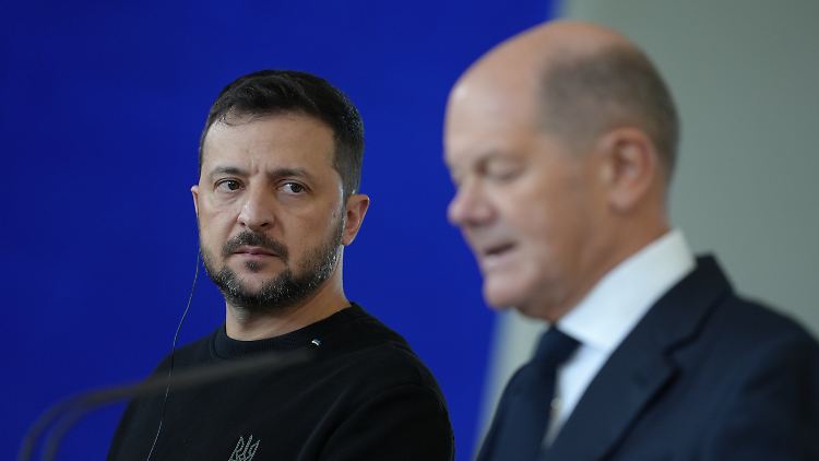 Für die Deutschen "bleibt dies weiterhin die schmerzhafteste Frage", sagte Selenskyj mit Blick auf weitreichende Waffen gegen Ziele tief im russischen Staatsgebiet.