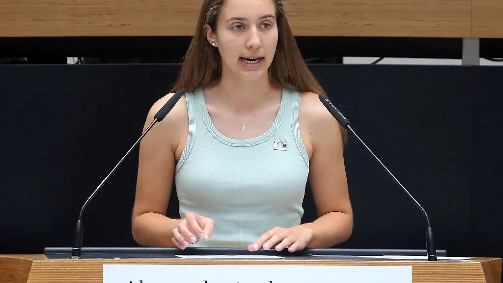 Klara-Schedlich-Buendnis90-Die-Gruenen-spricht-im-Berliner-Abgeordnetenhaus