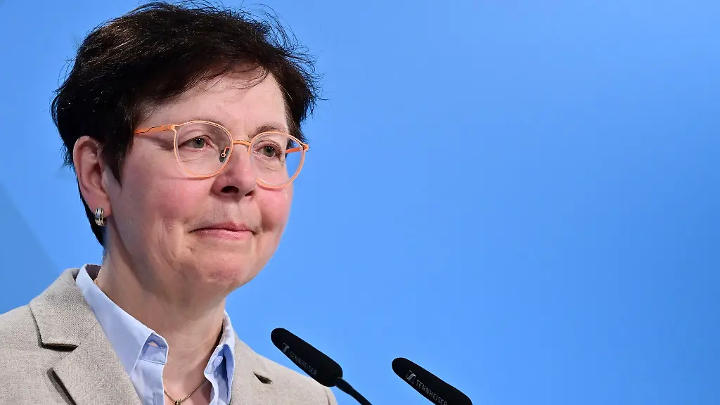 Heike-Taubert-praesentiert-spricht-auf-der-Regierungsmedienkonferenz