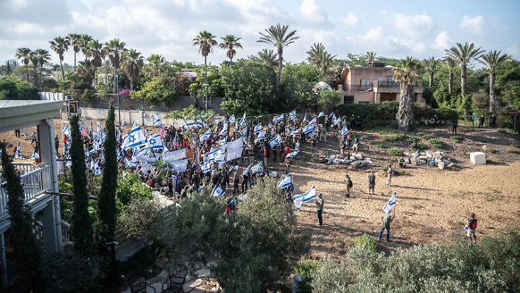 Demonstranten versammeln sich im Juni 2023 vor Netanjahus Haus in dem Küstenort Caesarea.