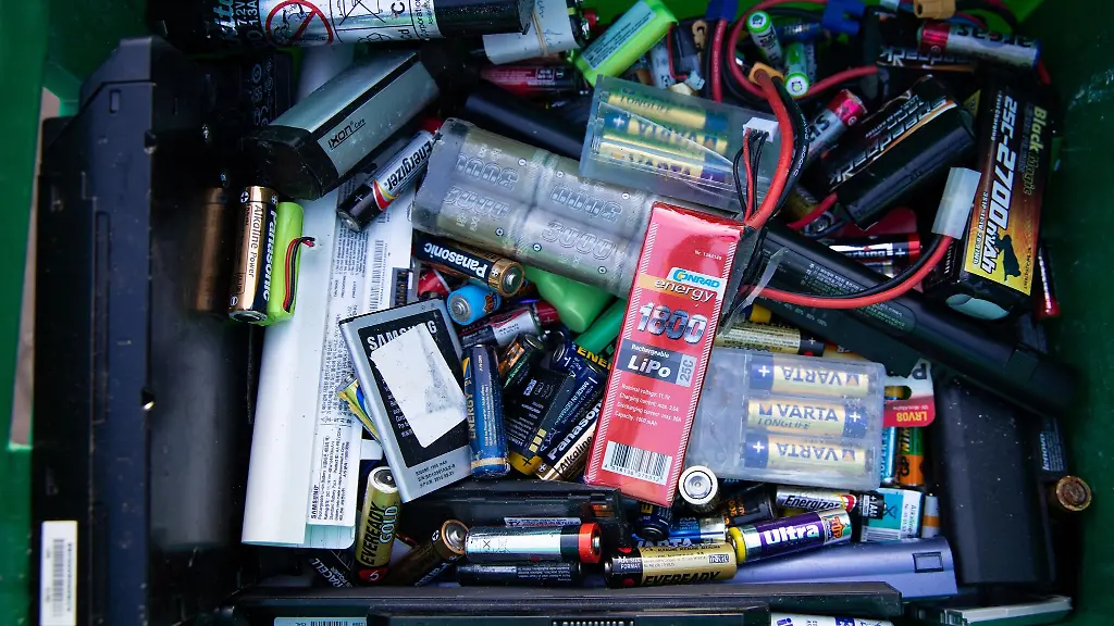 Alte-Batterien-und-Akkus-liegen-in-einem-Sammelbehaelter-auf-einem-Recyclinghof