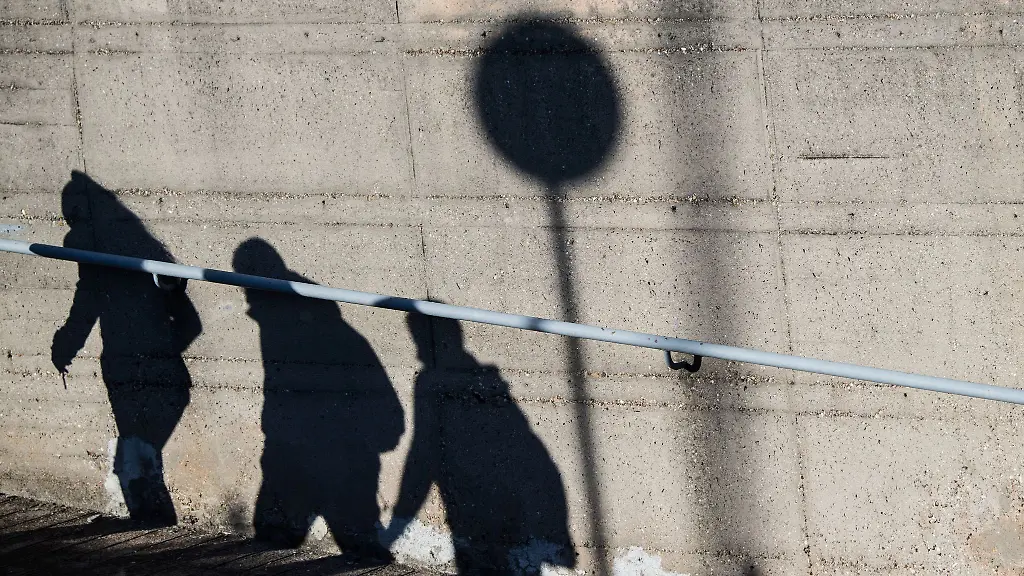 Passanten-gehen-in-Hessen-ueber-eine-Fussgaengerrampe