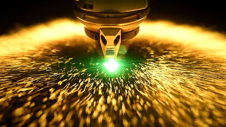 Ein Laser schneidet beim Maschinenbauer Trumpf in ein Blech. Die Branche ist schlecht gelaunt wie lange nicht.