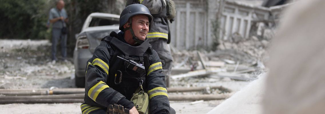 Ein Feuerwehrmann im Oblast Charkiw löscht den Brand nach einem Luftangriff der russischen Armee auf Infrastruktur.