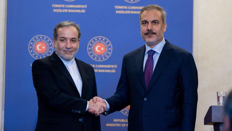 Der türkische Außenminister Hakan Fidan (r) bei einem Treffen mit seinem iranischen Amtskollegen Abbas Araghchi in Istanbul. 