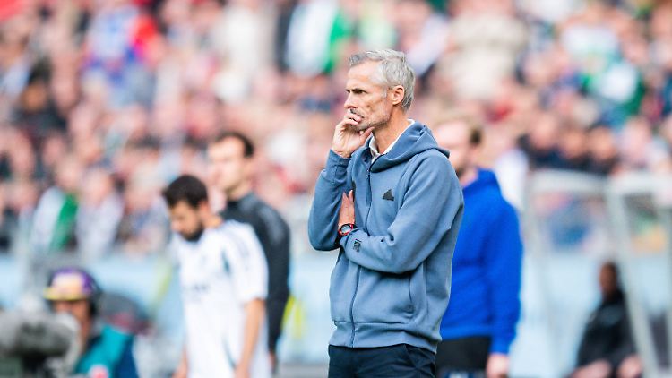 Kees van Wonderen kassierte beim Debüt als Schalke-Trainer eine Niederlage.