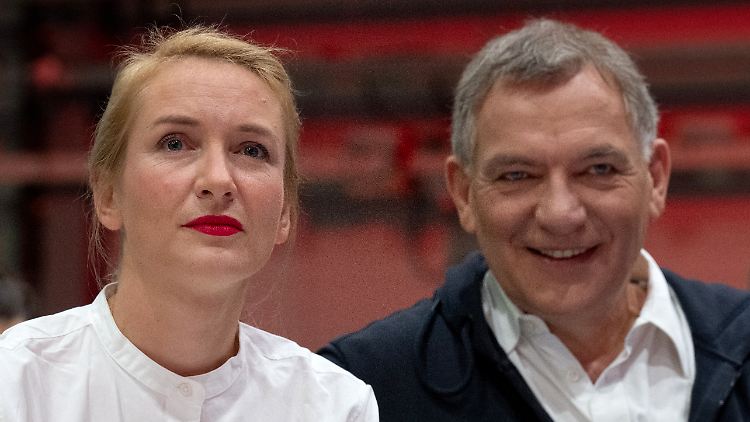 Ines Schwerdtner (l.) und Jan van Aken verfolgen auf dem Bundesparteitag der Partei Die Linke die Rede des scheidenden Parteivorsitzenden.