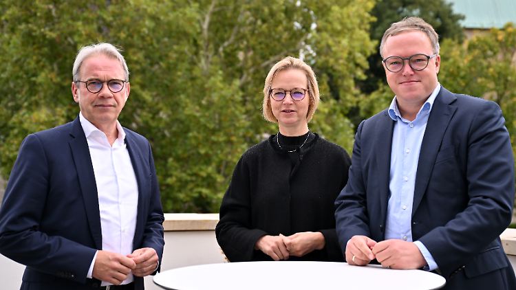 SPD-Landesvorsitzender Georg Maier, BSW-Fraktionschefin Katja Wolf und CDU-Landtagsfraktionsvorsitzender Mario Voigt vertiefen ihre Gespräche.