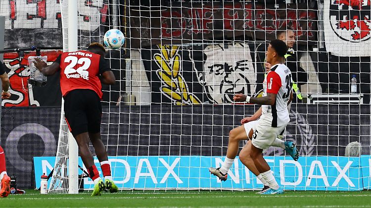 Victor Boniface drückt den Ball per Kopf zum Sieg für Bayer über die Linie.