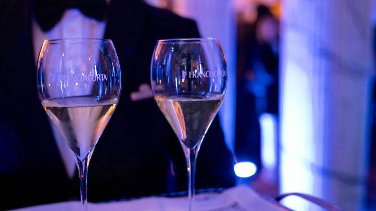 Laut der Deutschen Hauptstelle für Suchtfragen konsumieren hierzulande 7,9 Millionen Menschen Alkohol in gesundheitlich riskanter Form. 