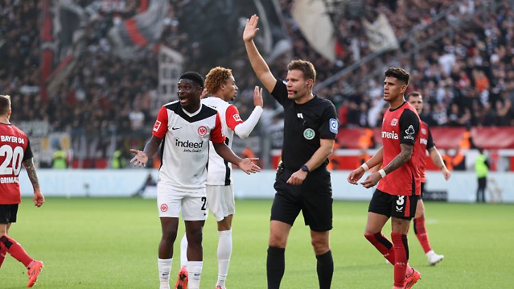 Mit der Leistung von Felix Brych sind die Frankfurter so gar nicht einverstanden.
