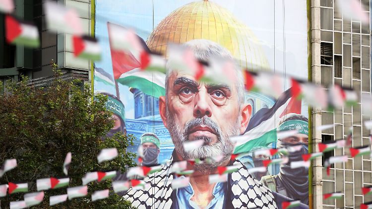 Helden-Banner zum Tod des Hamas-Chefs in Teheran: Das Leben und Sterben Sinwars spielte sich zuletzt vor allem in Tunneln ab. 