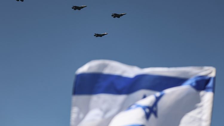 Israelische Kampfjets nehmen an einer Flugshow teil.