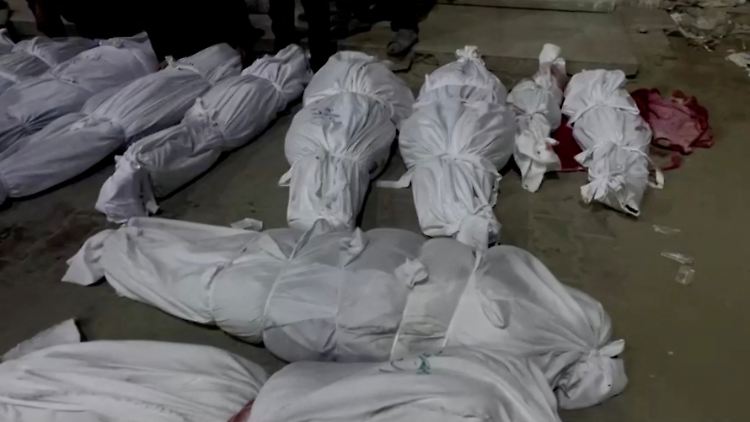 Die Leichen von Palästinensern, die bei den israelischen Angriffen getötet wurden, in einem Krankenhaus in Dschabalija im Gazastreifen.