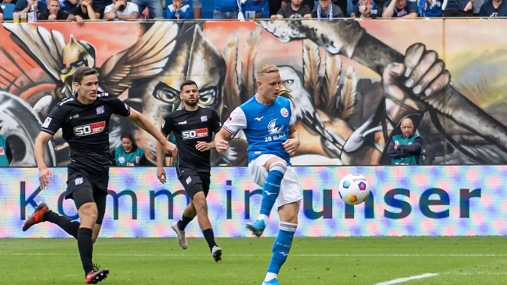 Rostocks-Kai-Proeger-r-trifft-mit-dem-Nachschuss-nach-einem-Elfmeter-zum-2-1