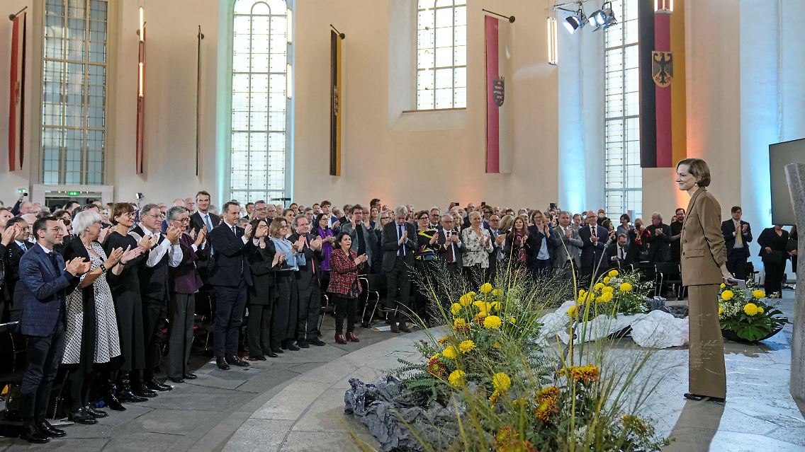 Applebaum erhielt den Preis in der Frankfurter Paulskirche.