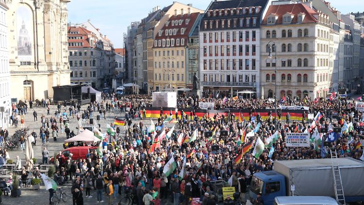 Aus gesundheitlichen und finanziellen Gründen habe man "die Reißleine ziehen" müssen, so Pegida-Chef Lutz Bachmann. 