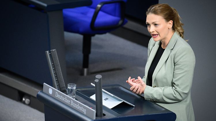 "Lauterbach täuscht die Öffentlichkeit", kritisierte Gerlach den Gesundheitsminister mit seinem Versprechen, die Krankenkassenbeiträge nicht zu erhöhen.
