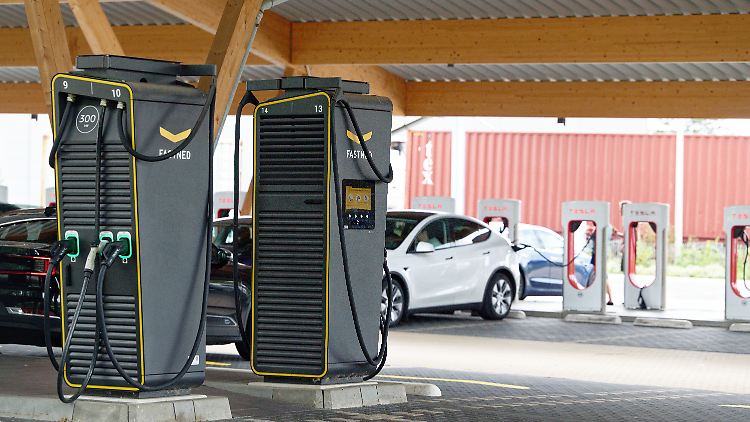 Schnelllader der Anbieter Fastned und Tesla im Seed&Greet-Ladepark in Hilden: Die Zahl der Schnelllader wächst schneller als die der Normallader.